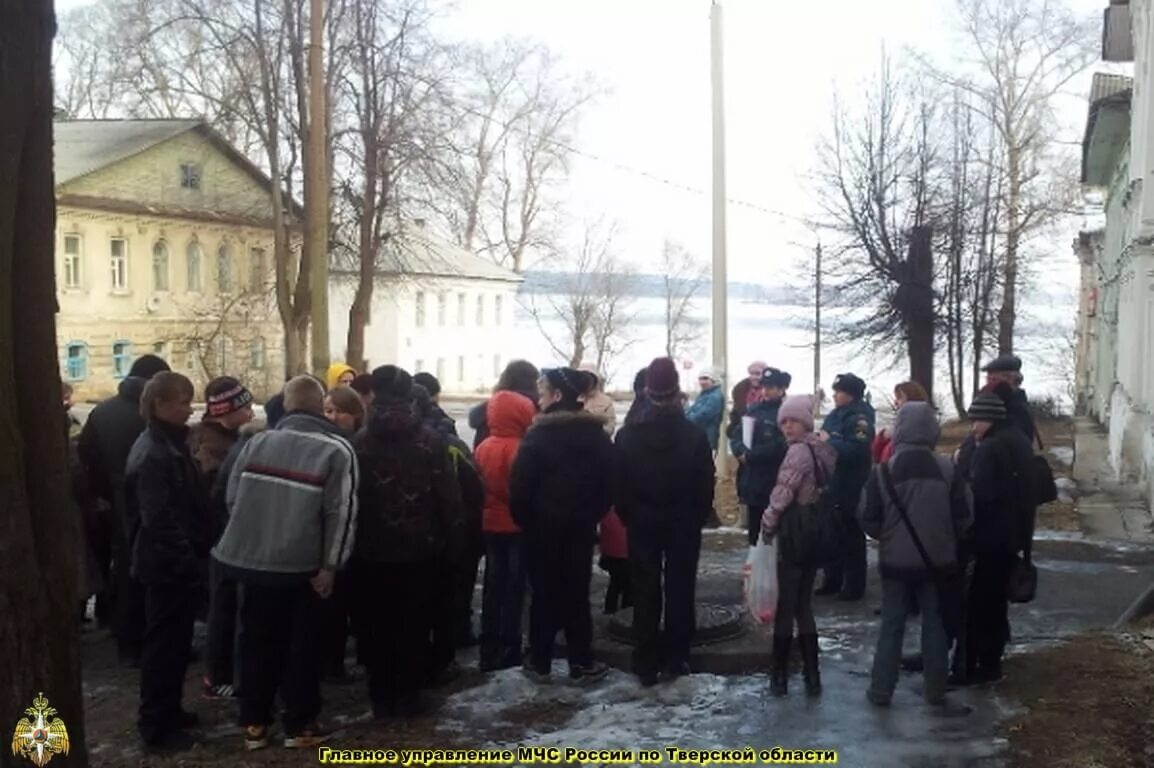 Тревога в россии сегодня. Сигнал пожарной тревоги в школе. Калязин пожар. Пожарная тревога фото. Пожарная тревога в школе новости на Двинской улице.