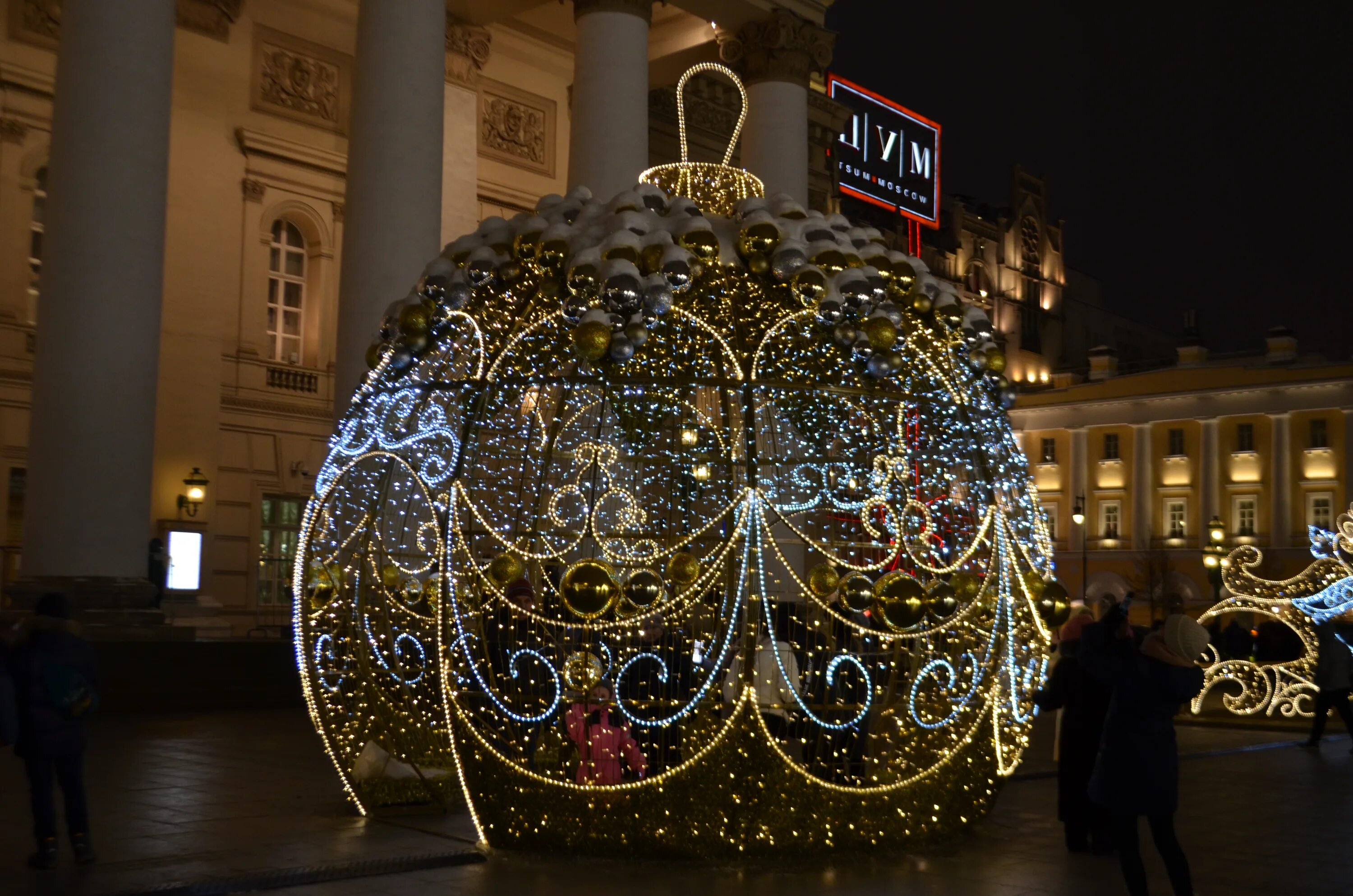 Москва шар адреса. Шары новогодние уличные большие. Новогодний шар уличный большой. Елочный шар Москва. Огромные елочные шары.