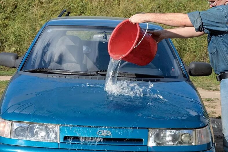 Штраф за мытье машины во дворе. Мойка машины. Мытье автомобиля. Помывка автомобиля. Мытье машины из ведра.