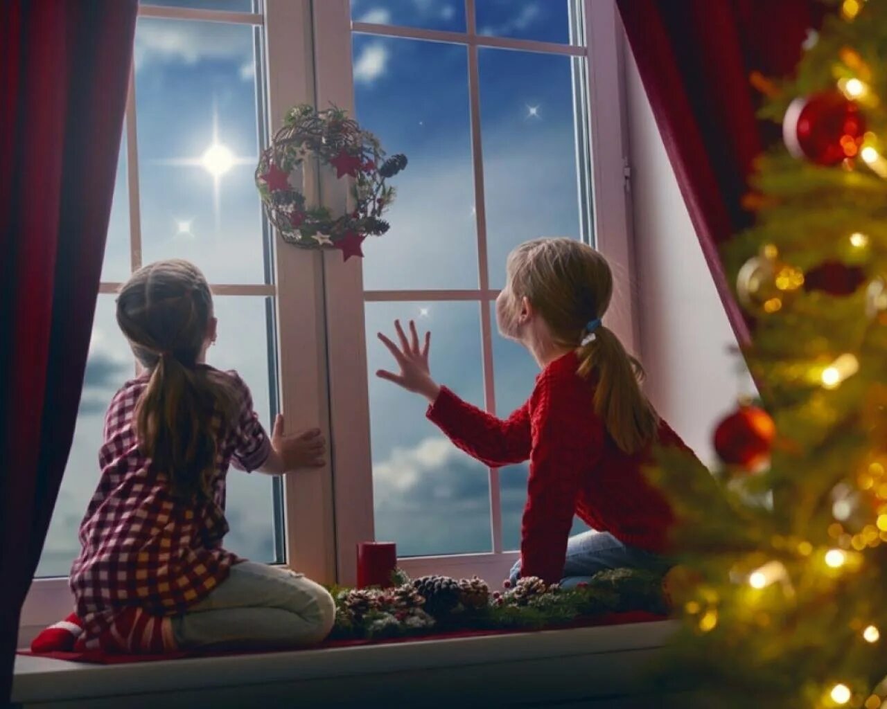 Рождество,ребёнок,окно. Жду нового года. Как дети ждут новый год. Как дети ждут новый год. Новогодняя фотосессия у окна.
