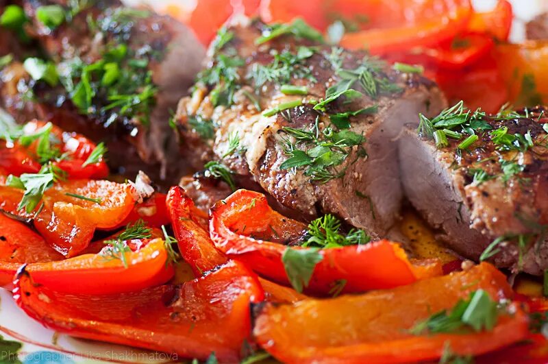 Как вкусно приготовить свинину с овощами. Свинина с овощами. мясо с овощами в духовке. свиная вырезка с овощами. свинина с овощами в дух.