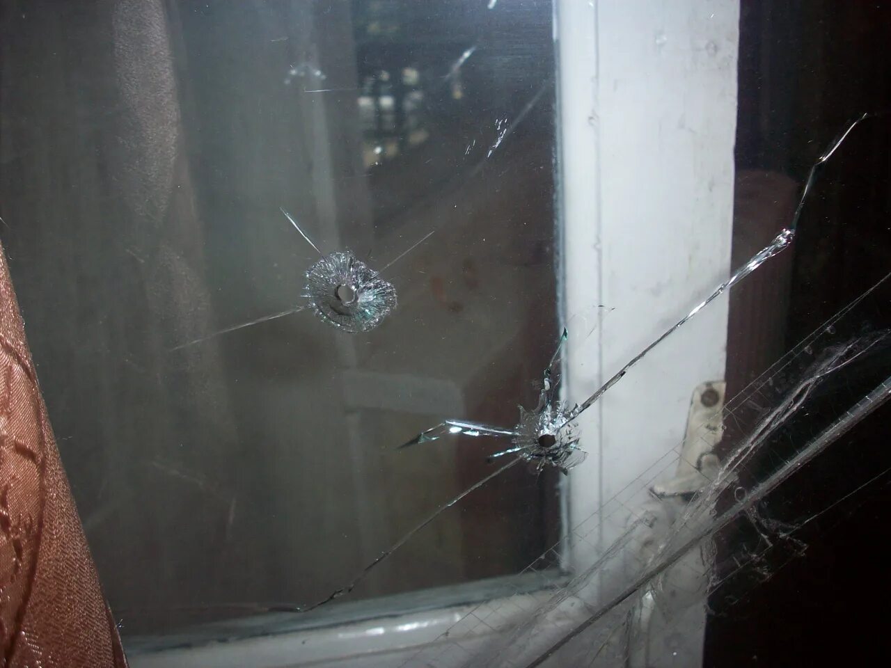 Трещина на балконе. Разбитое пластиковое окно. Разбитый стеклопакет. Трещина стеклопакета. Треснул стеклопакет.