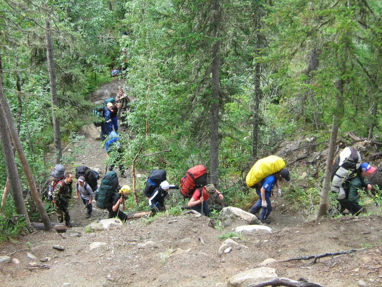 В группе туристов 16 человек их забрасывают