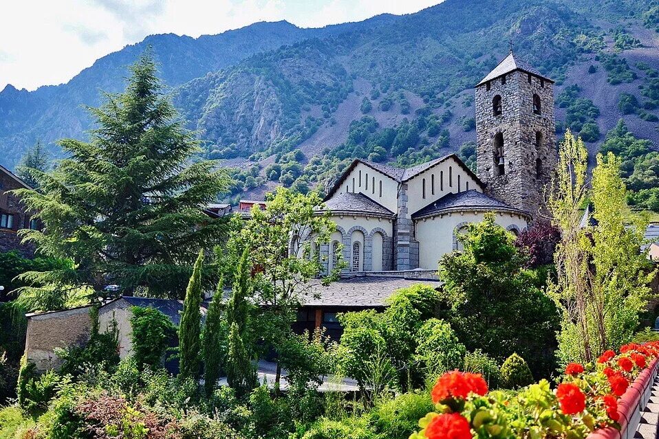 Андорра испания. Андорра андорра-ла-велья. Горы андорра ла велла. Кальдеа андорра. Андорра ла велла столица.