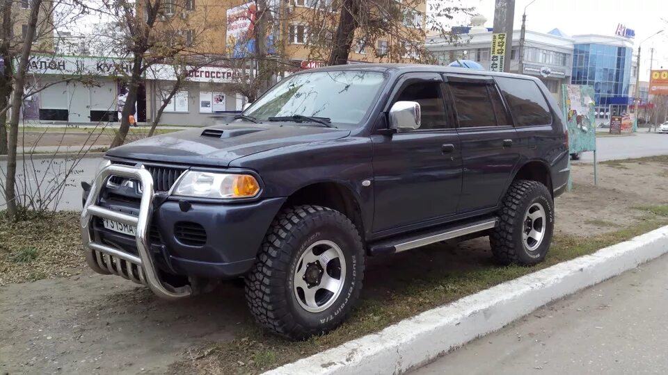 Колеса паджеро спорт 1. Mitsubishi Pajero Sport 1 на 33 колесах. Pajero Sport 1 33 колеса. Mitsubishi Pajero Sport 33 колеса. Mitsubishi Pajero Sport 1 лифт.