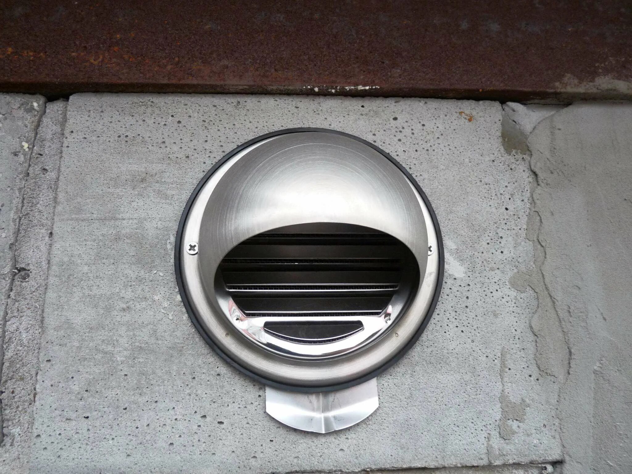 Клапан кив 125. Вытяжка в стену. Выход вентиляции на стену. Vilpe аэратор 7024. Козырек для вентиляции на стену.