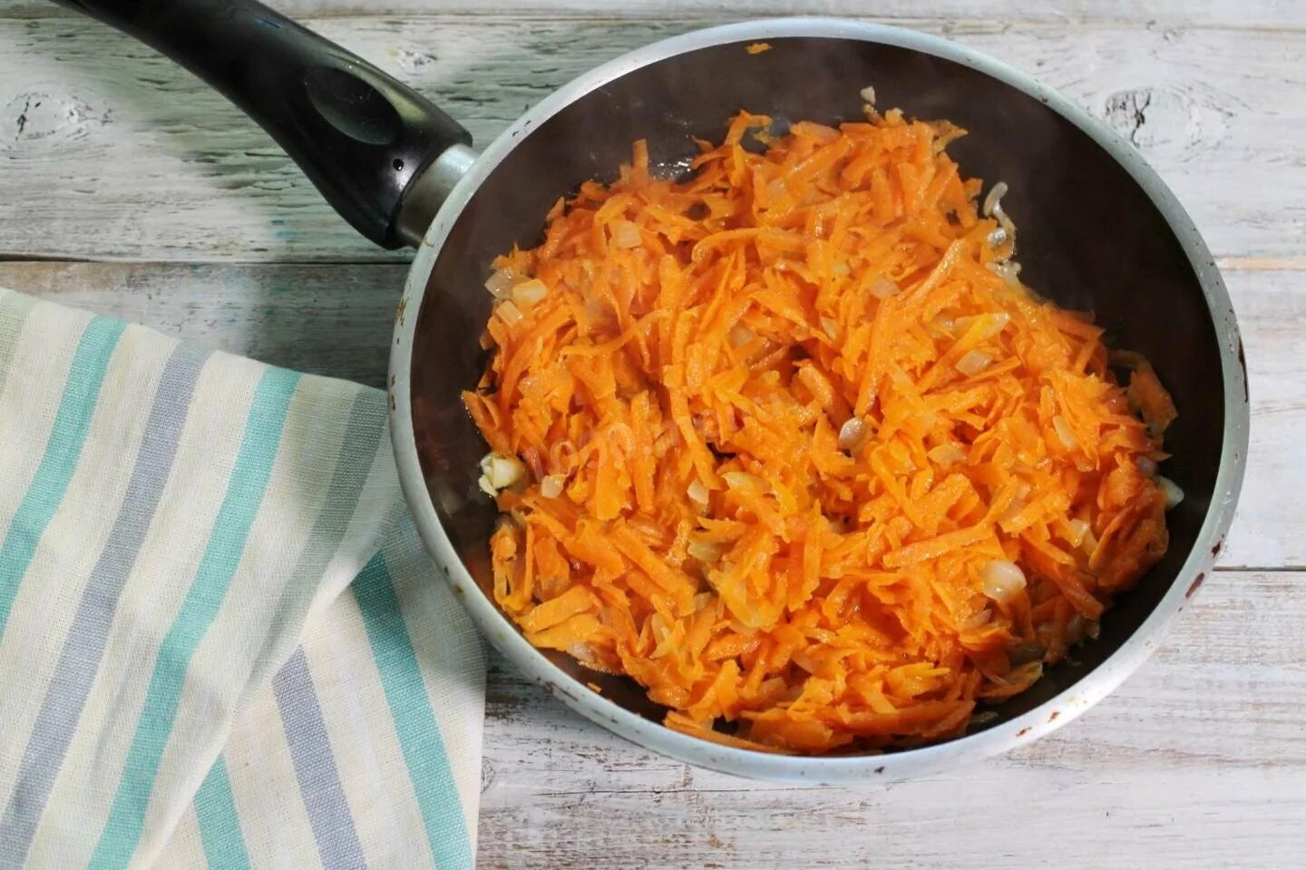 Салат с жареной морковью и луком. Салат с жареной морковкой и луком. Фасоль с морковью и луком.