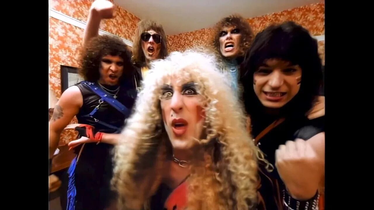 Гр твист. Солист группы твистед систерс. ди снайдер twisted sister. twisted sister 1983. группа twisted sister глэм.