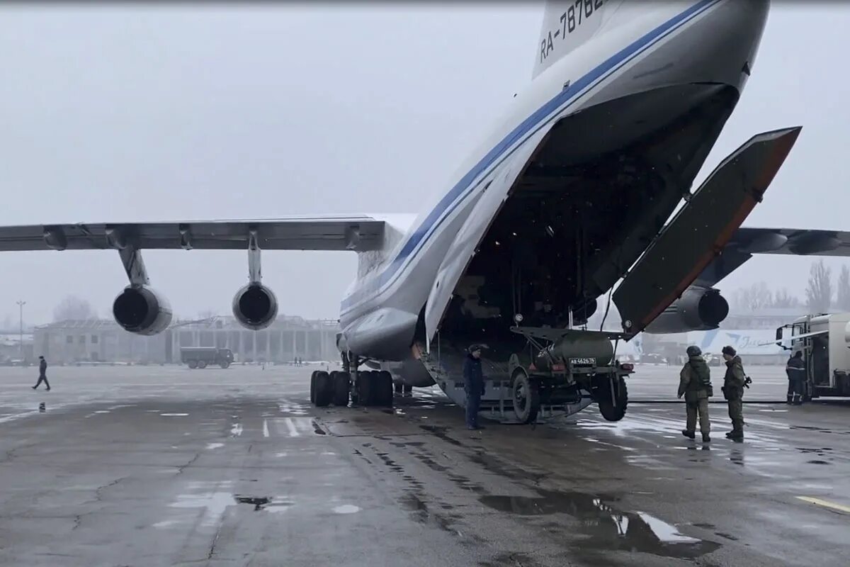 Миротворцы уходят. Самолет ил 76 военно транспортный что случилось. Ил-76 военно-транспортный самолёт. Самолет ил 76 военно транспортный что случилось. Транспортный самолёт ил-76.