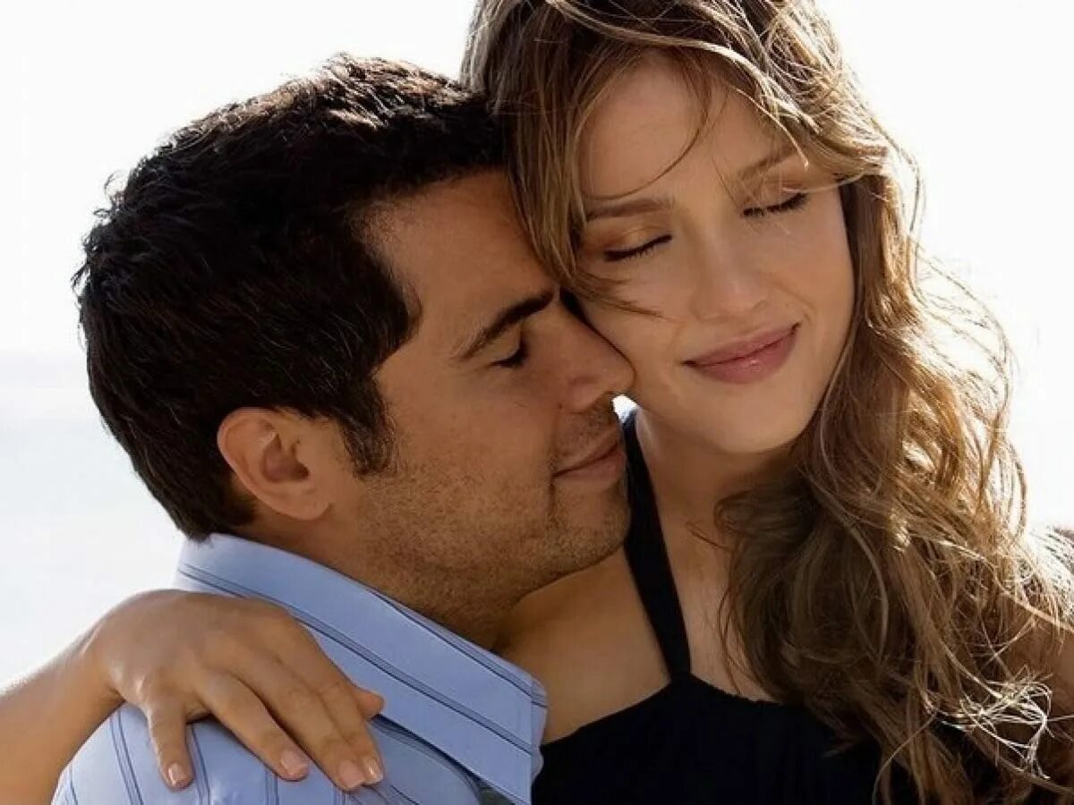 Любимая жена. Женщина хвалит. Женщина любимая моя женщина любимая моя. Мужчина и женщина с цветами. Севиш севилиш.