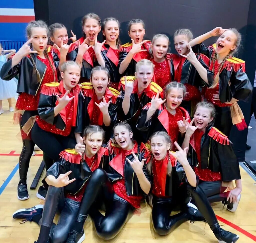 Студия современного танца солнышко елец картинки. Студия елец. Салон красоты елец. Парадиз джанкой салон красоты. Елец, улица коммунаров, 99.