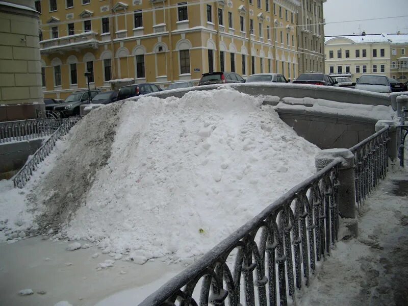 Обман в питере. Снегопад в Петербурге. Горы снега в Питере. Снег на улице. Снег в каналах Санкт Петербург.