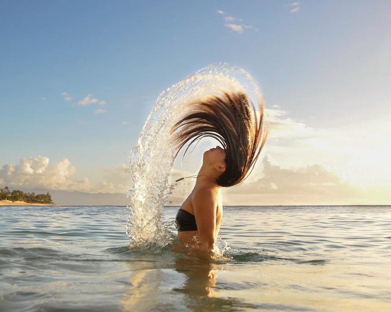 Девушка волосы вода. Волосы в воде. Девушка волосы вода. Длинные волосы в воде. Девушка-море.