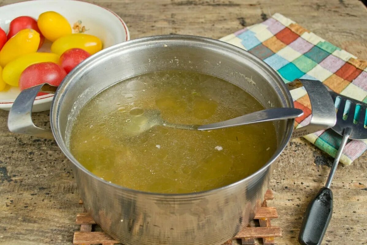 Куриный бульон в кастрюле