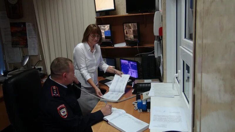 Свежие вакансии дежурный. Бейджик дежурный по классу. Дежурный по столовой бейджик. Организация работы дежурной части по раскрытию преступлений. Дежурство в офисе.