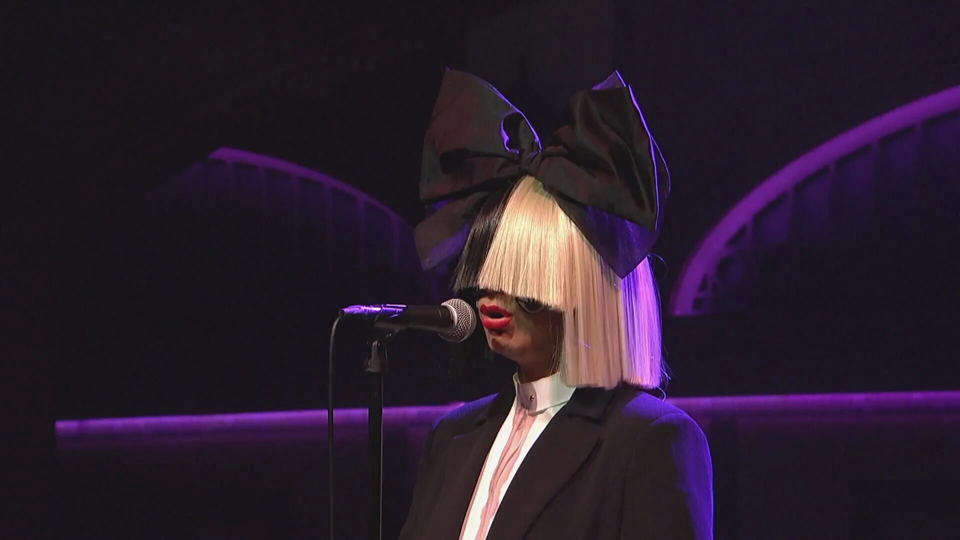 Sia bird. Sia 2022 певица. Сиа живое выступление. Певица Sia живое выступление.