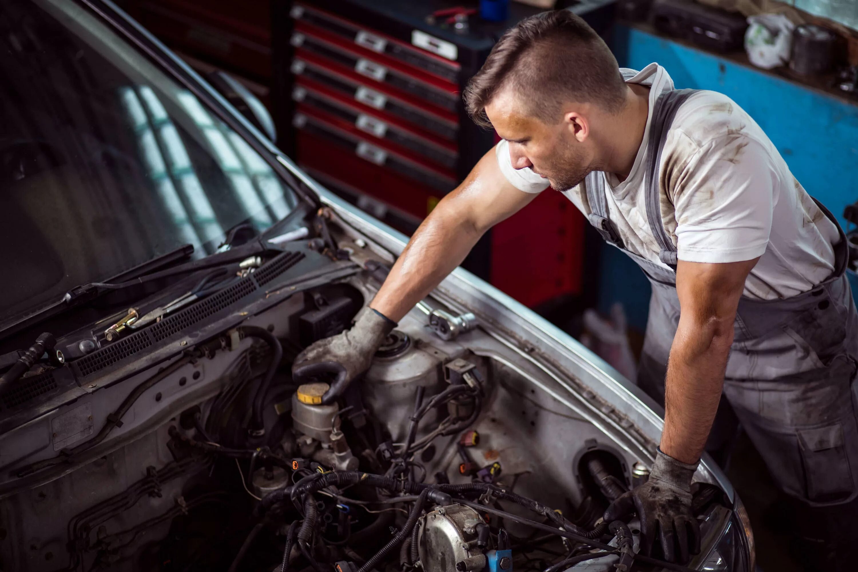 Автомеханик. Обслуживание авто. Машина в сервисе. Автослесарь в масле. Mechanic voice