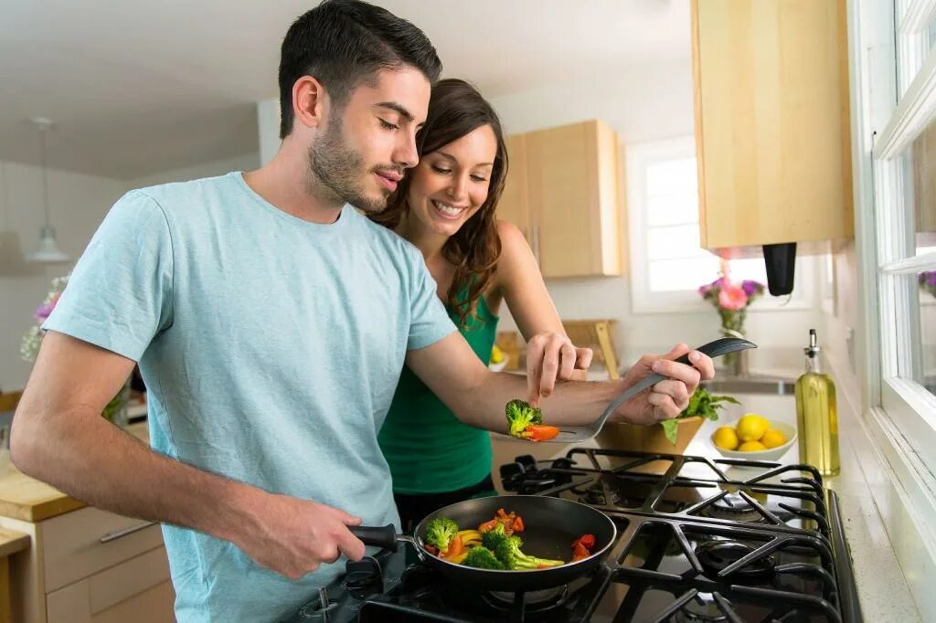 Посетители кафе. Мужчина и женщина на кухне. Счастливая пара. Официант и клиент. Обслуживание пары.