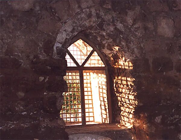 В замках были окна. Окно в замке. Окна в средневековых замках. Окна в замках средневековья. Окно внутри замка.