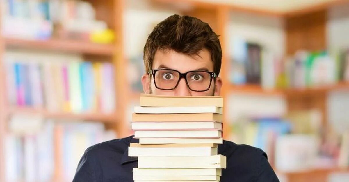 Студент из какого языка. Студент заваленный учебниками. студент с книгами. книги учебники студент. учебник английского фото.