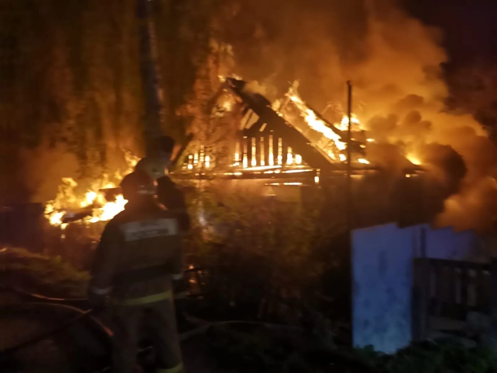 Спасся из горящей трои 4. Пожар в Ахунах Пенза. Пожар дома. Горящий дом. Сгоревший деревянный дом.