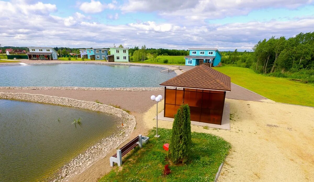 Комплекс отдыха новые озера. Коттеджный посёлок рыбицы. Новое озеро гатчина база отдыха. Озеро колпанское гатчинский район. Новое озеро гатчина.