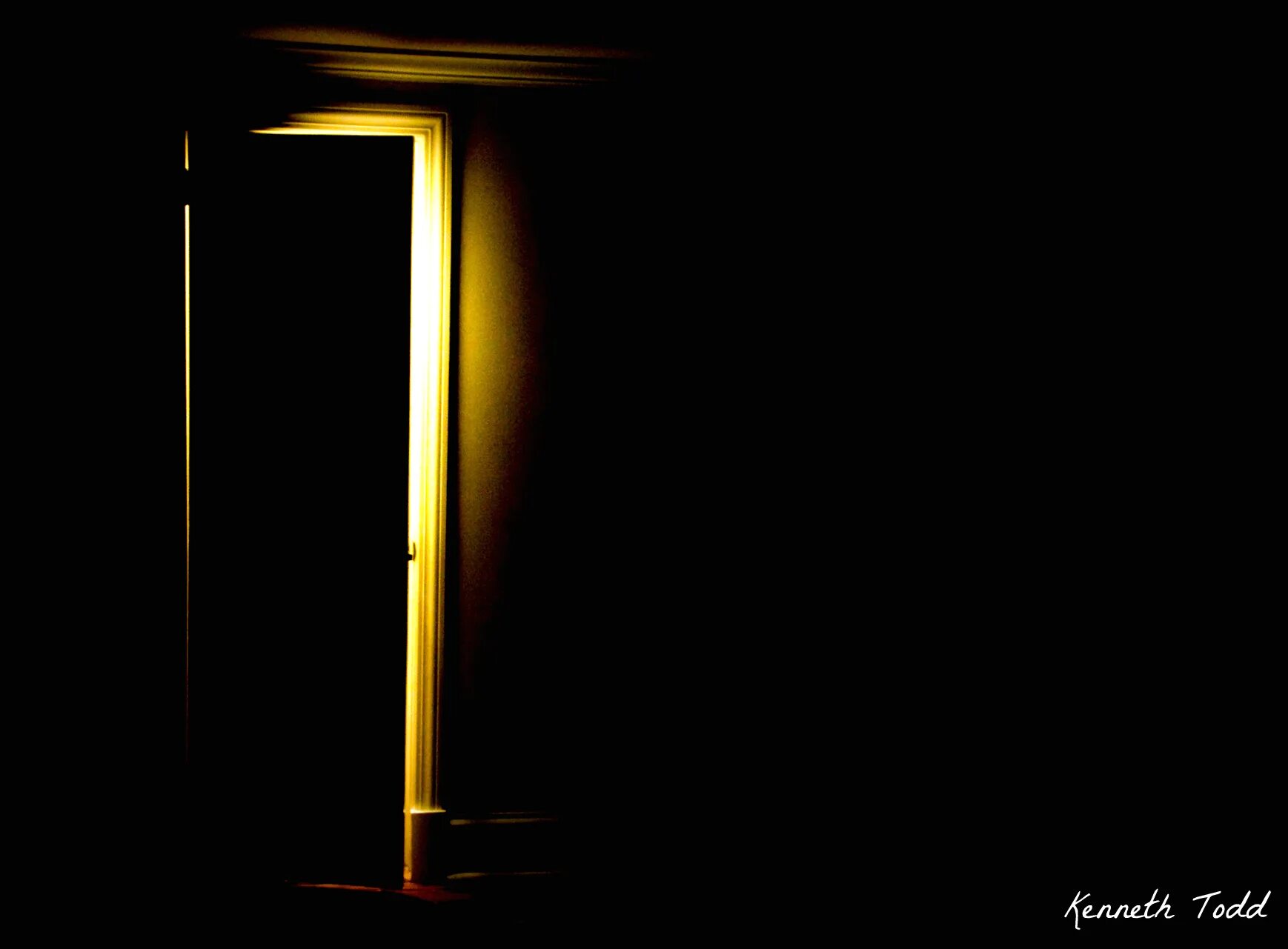 Дверь в темноте. Открытая дверь. Открытая дверь в темную комнату. Открытая дверь в темноте