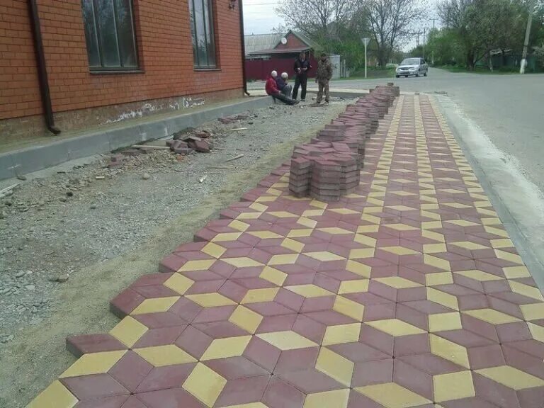 Плиточные работы. Тротуарная плитка старый город варианты укладки. Укладка брусчатки елочкой варианты. Укладка тротуарной плитки брусчатки. Плитка во двор.