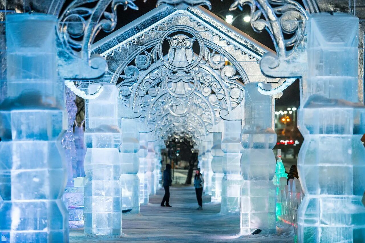 Фигуры из льда. Крепость из снега. Ледяной дворец анны иоанновны 2006. Зимой в ледяном дворце часто проходят соревнования. Зимой в ледяном дворце часто проходят соревнования.