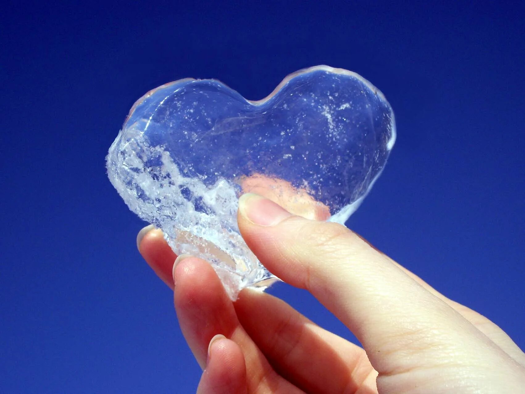 Растаяв в руках. Ледяное сердце. Ледяное сердце в руках. Лед в виде сердца. Сердце во льду.