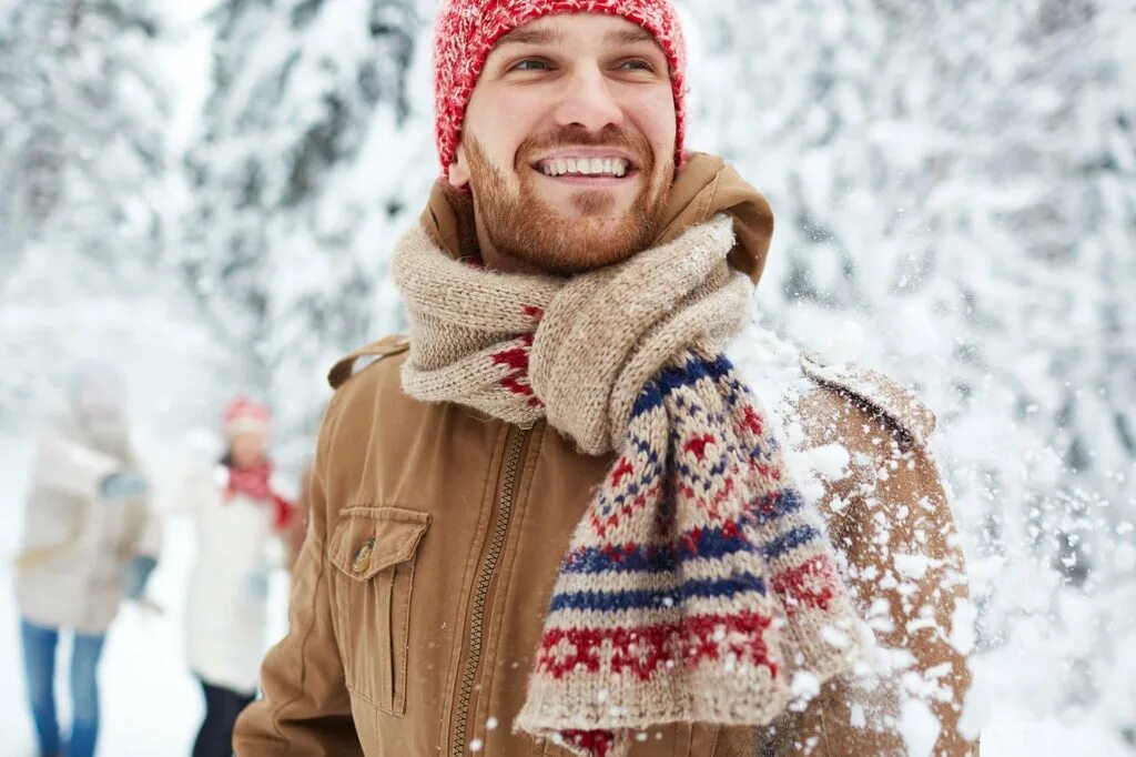 Mens winter. Зимний свитер мужской кэжуал. Mens winter. Зимняя фотосессия мужчина. Зимний стиль для мужчин.
