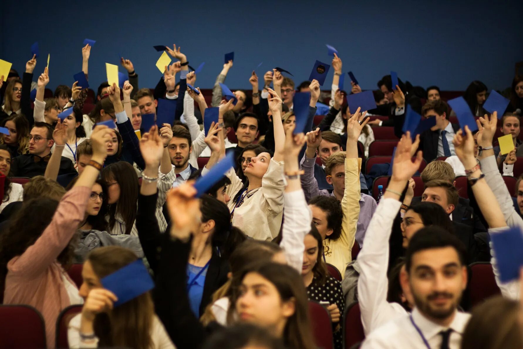 Независимый парламент. Youth Parliament. European Youth Parliament. Armenian Youth Parliament. Парламент (счастливые люди обучаются).