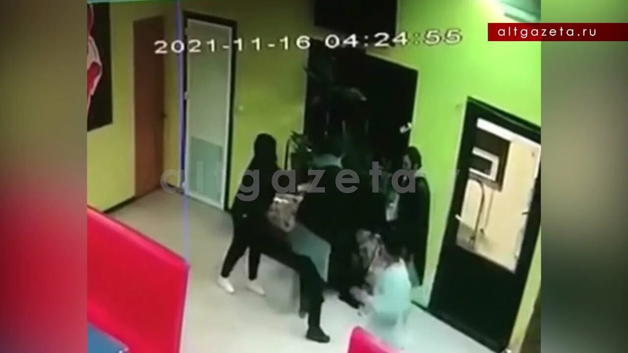 Избиение в кафе. Избиение в кафе. Избили в кафе 2 девушек. Девушка избила кавказцев. Кавказцы избили девушек в кафе.