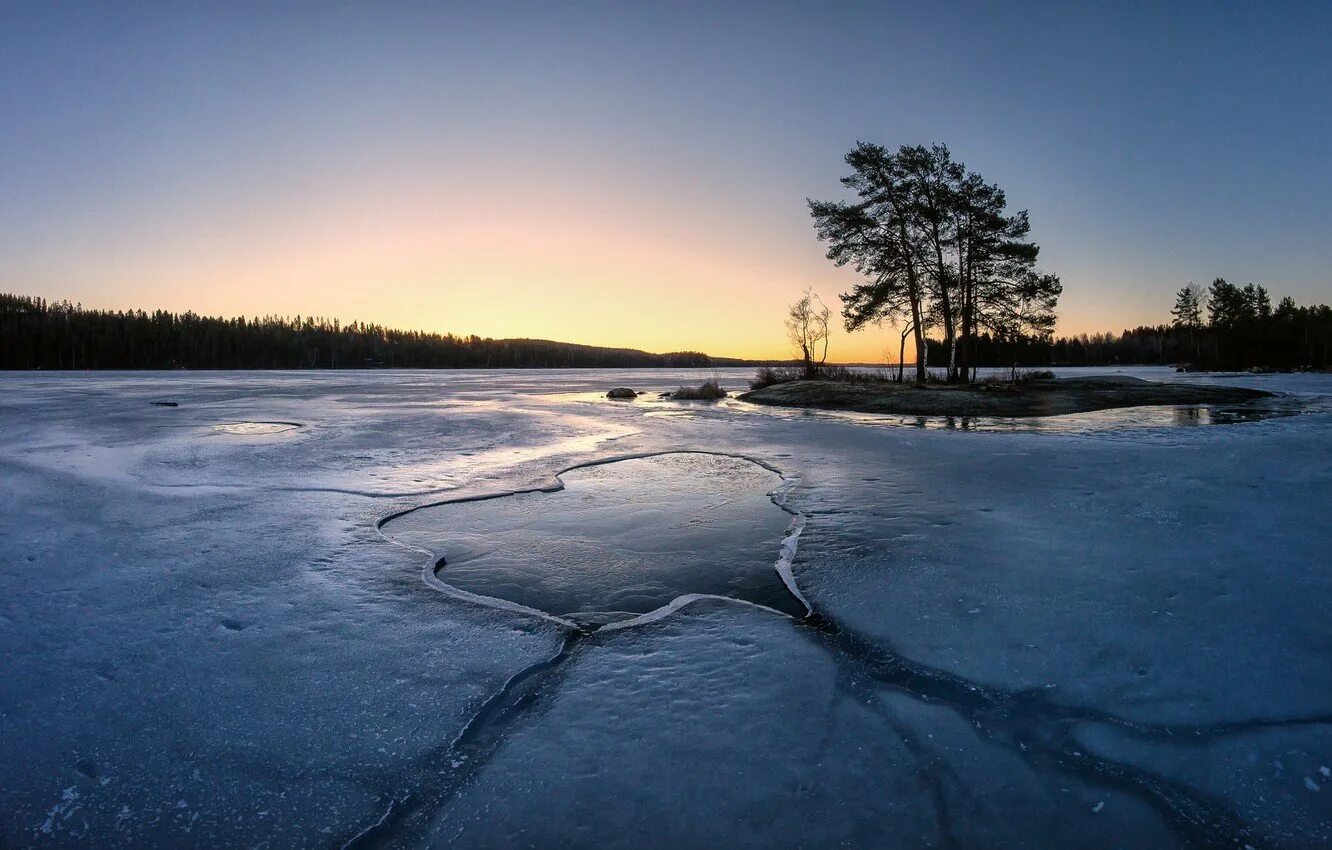 Лед на реке. Озеро покрытое льдом. Зимний пруд. Речка покрытая льдом. Трещина река