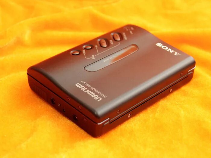Аудиоплеер Sony Walkman кассетный. Плеер Sony Walkman кассетный плеер. Sony Walkman кассета 1995. Кассетный плеер Sony Walkman 2.