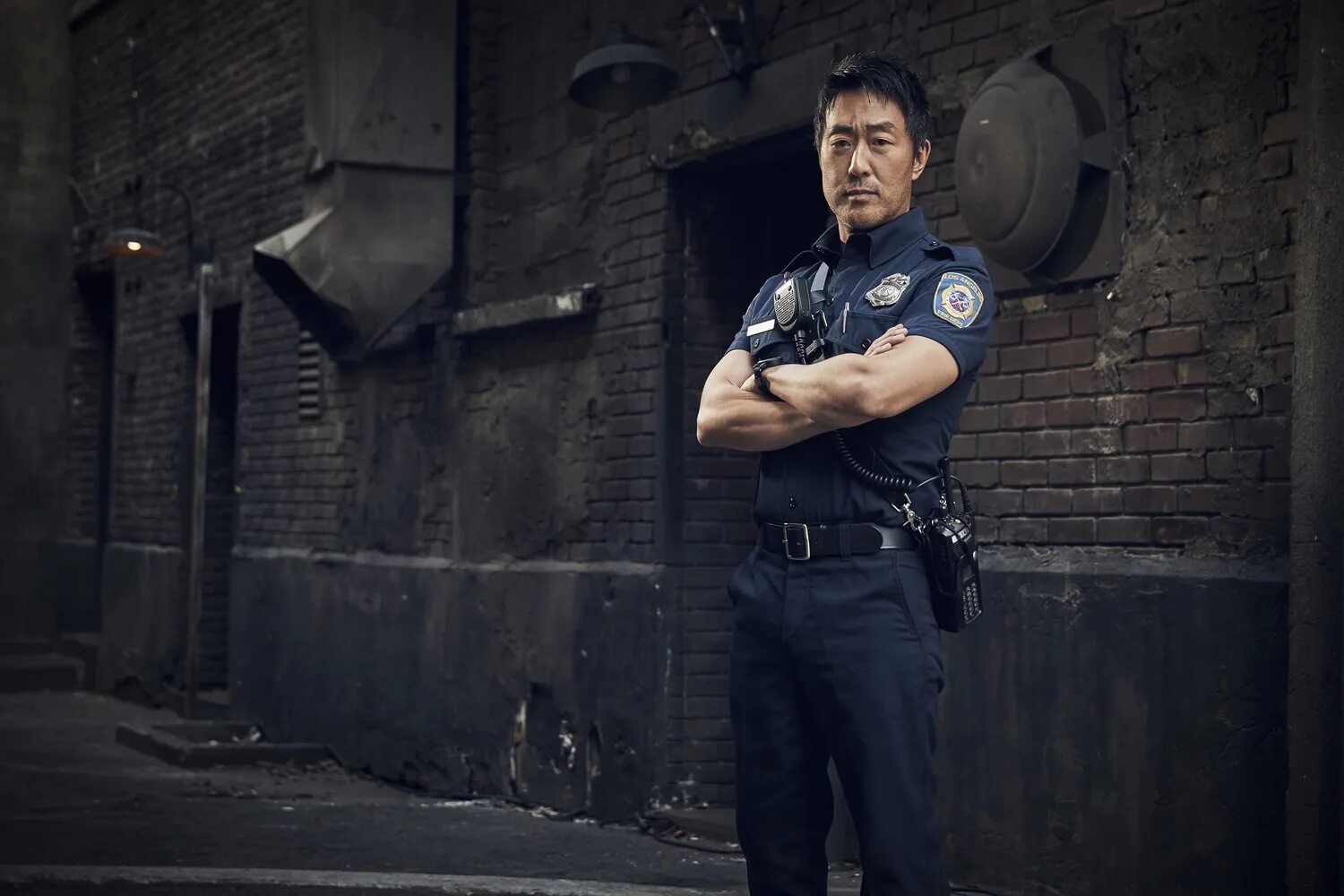 райан гузман 911 служба спасения. 911 служба спасения чимни. 911 служба спасения чимни. 911 сериал кеннет чои. 911 сериал чимни.