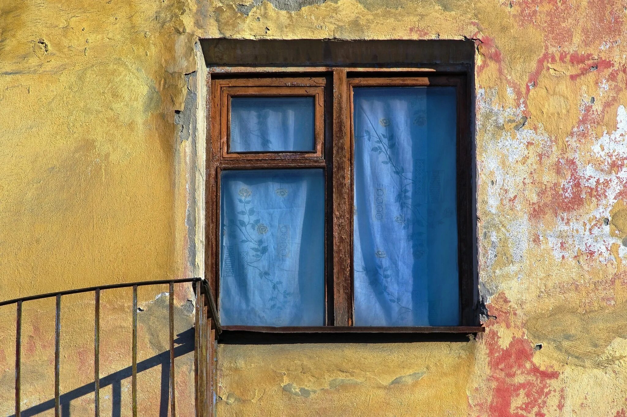 Старое окно. Стена дома с окнами. Window texture. Дом окон. Стена с окном.