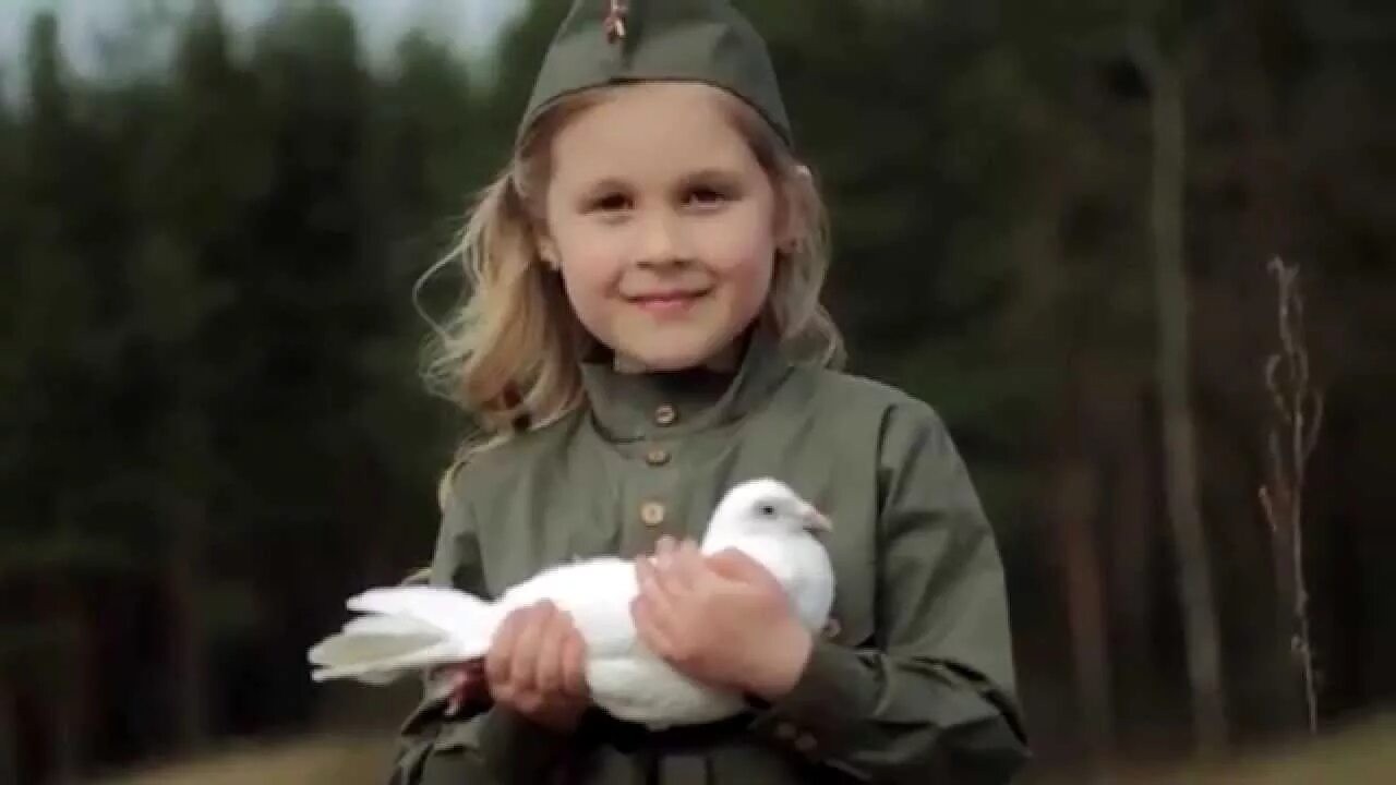 Красивы ли русские. Дети поют о войне. Дети против войны. Дети в военной форме с голубями. Девочка в военной форме с голубем.