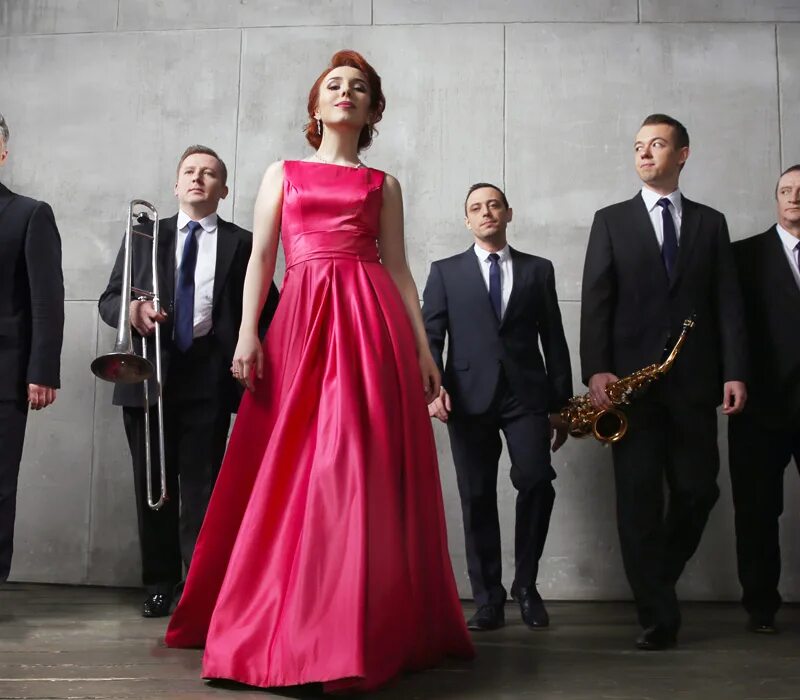 Группа jazz dance orchestra. Джаз дэнс оркестра солистки. Джаз дэнс оркестра. Группа jazz dance orchestra. Группа jazz dance orchestra.