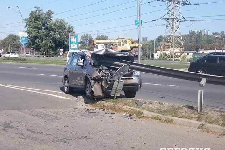 Ваз 2110 в аварии ночью в отбойник. Девушка врезалась в отбойник. Левушка раздилась на матоцикле. Девушка на мотоцикле на трассе. Мотоциклист.