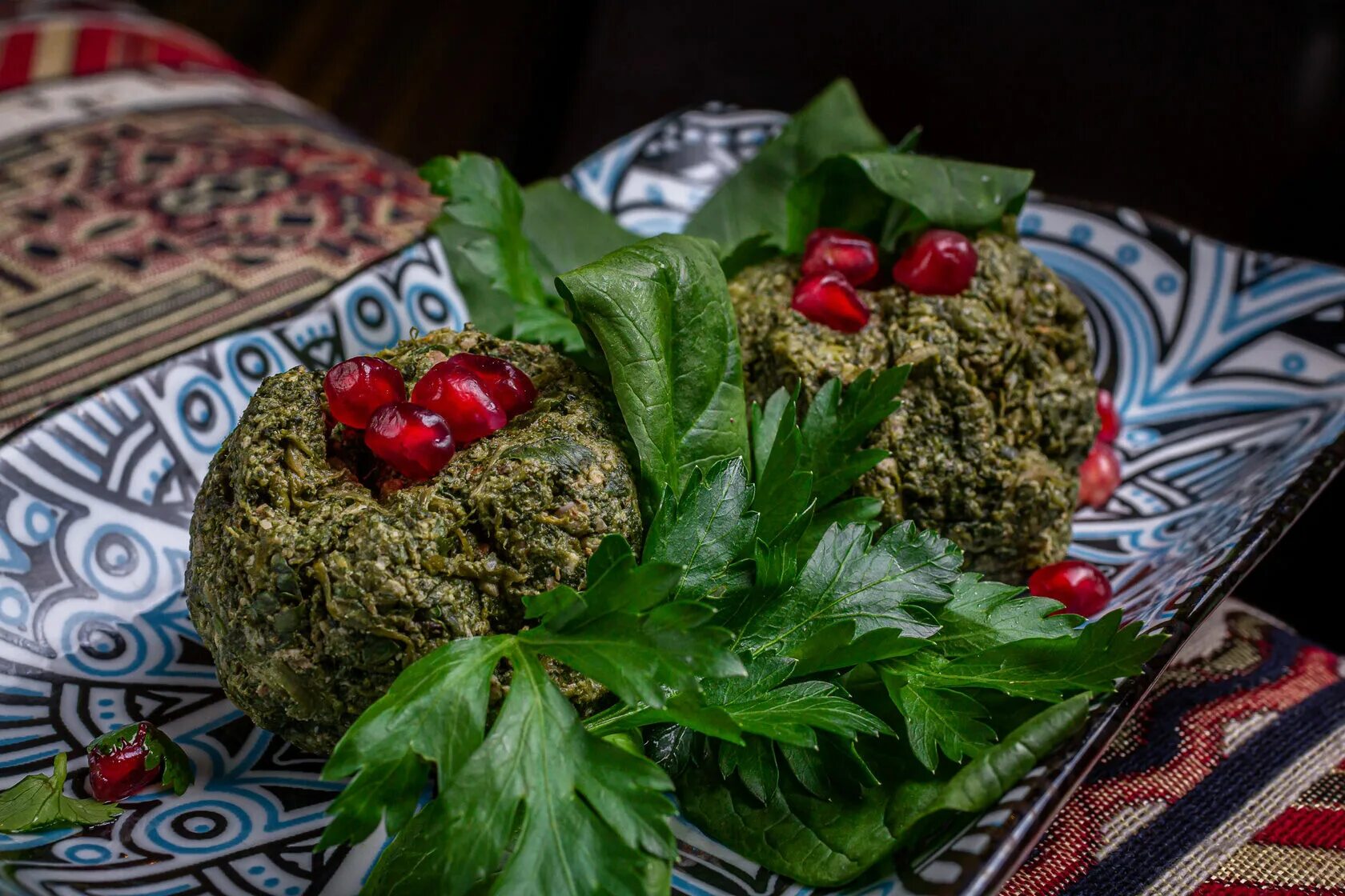 Шпинат по грузински. Пхали со шпинатом. Пхали из шпината. Пхали со шпинатом и орехами. Грузинская закуска ассорти пхали.