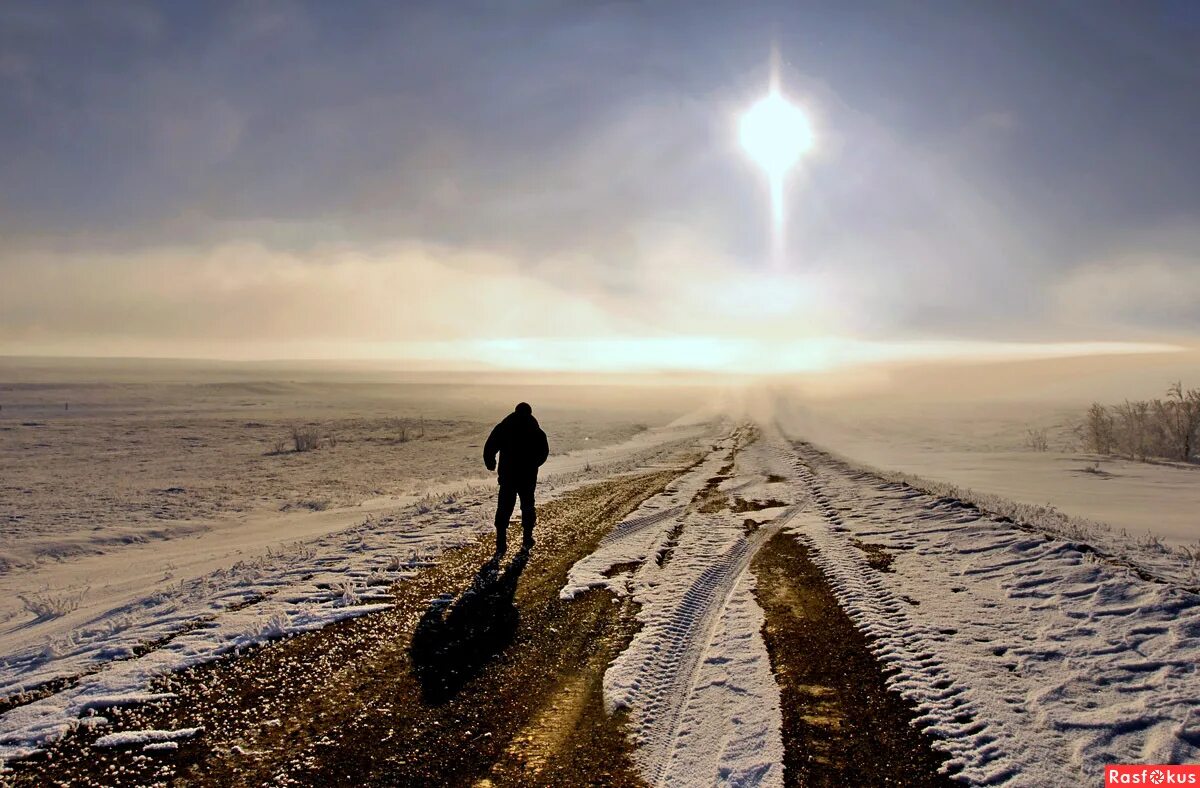 Находящий вдали. Странник в пути. Странник идет по дороге. Странник на дороге. Одинокий Путник.