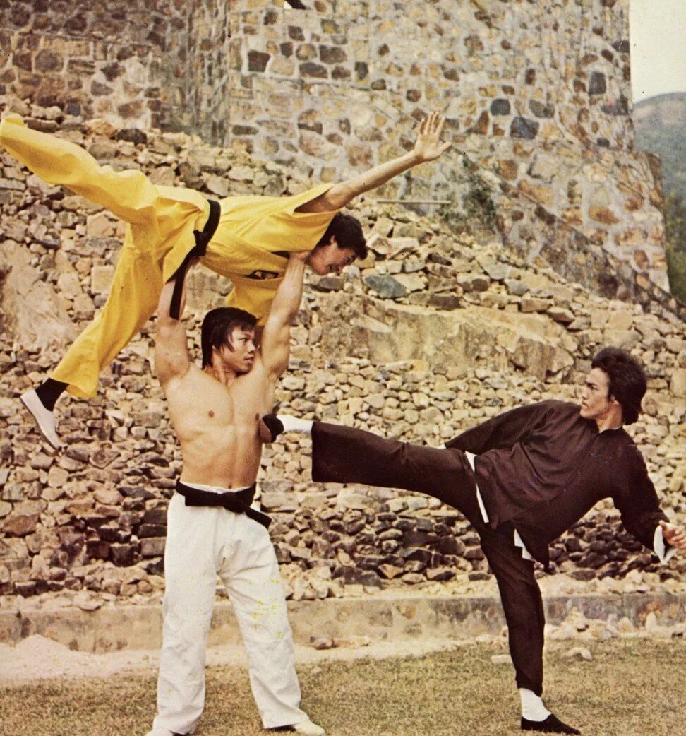 Дерется как брюс. Боло йен и брюс ли. боло йен и джеки чан. bruce lee side kick.