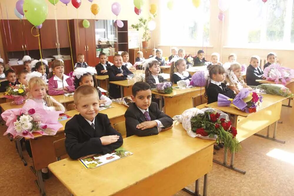 школьники 1 класс. подача школа 1 класс. первоклашки. первоклассник за партой. прически для первоклашек девочек.