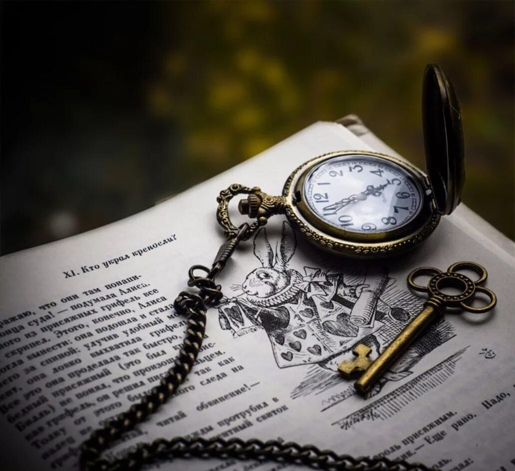 Книга и часы. Красивые карманные часы. Часы на цепочке. Старинные часы с ключом.