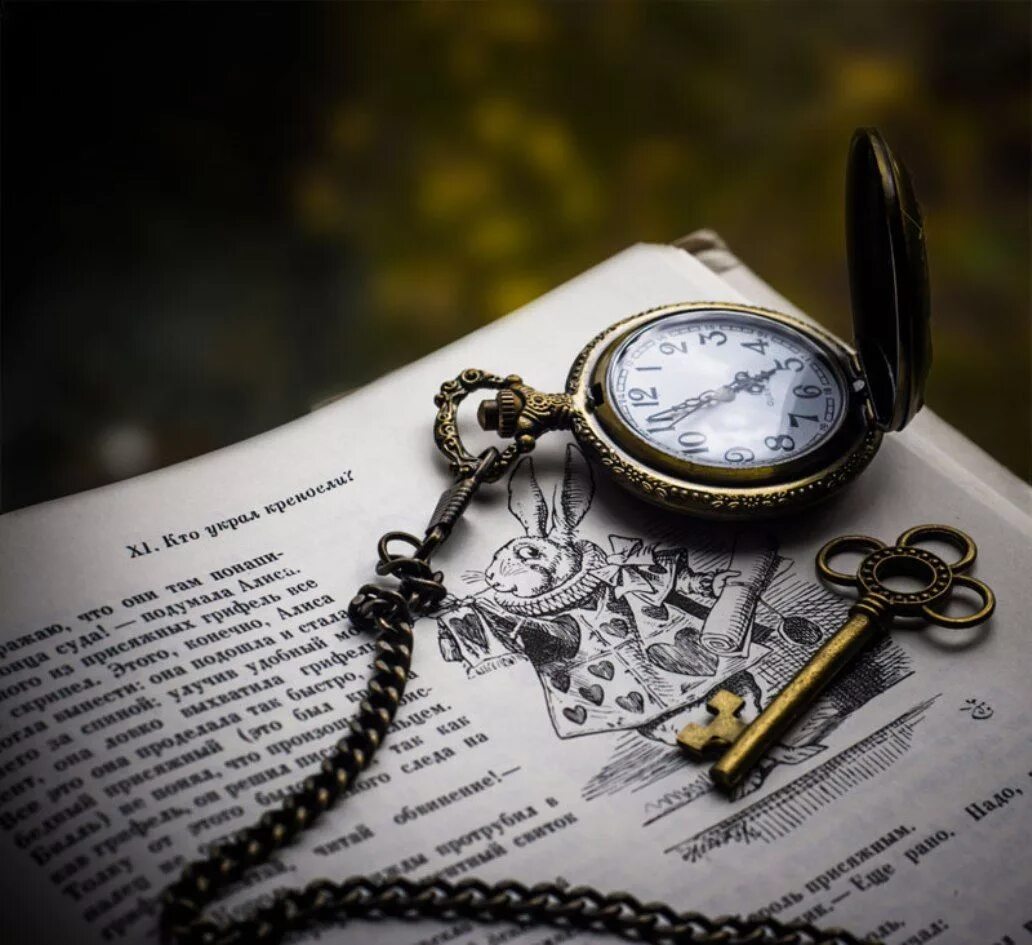 Книга часы читать. Книга и часы. красивые карманные часы. часы на цепочке. старинные часы с ключом.