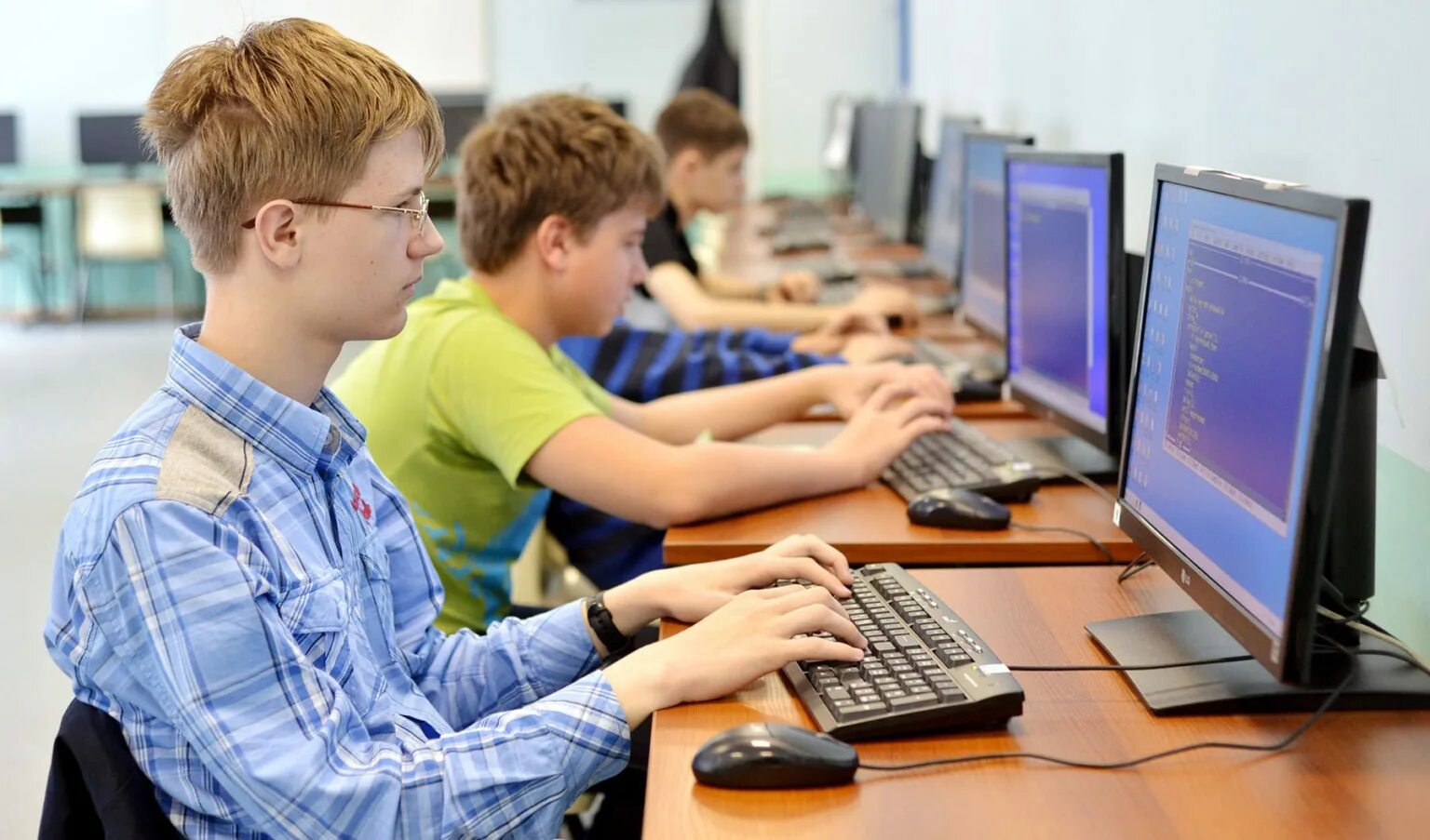 На уроке информатики ученики. Подросток за компьютером. Школьники в компьютерном классе. Компьютерный класс с учениками. Студенты в компьютерном классе.