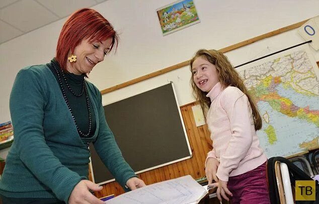 Учитель и ученица. Самая маленькая школа в россии. самая маленькая школа в мире. училка и мелкий ученик. маленькая учительница.