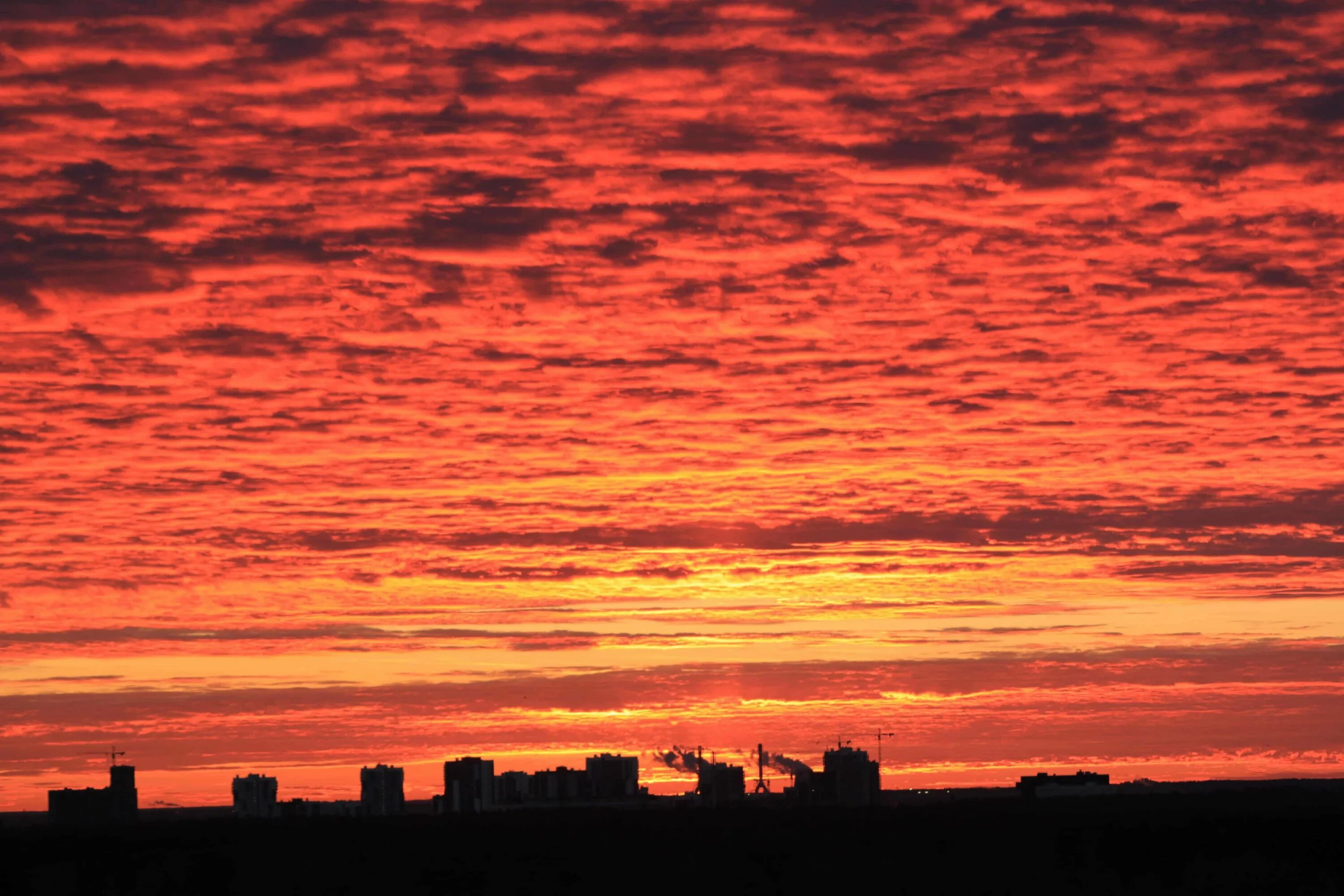 Красный закат. Аниме рассвет. Багровый закат. Геншин закаты. Оранжевый закат город.