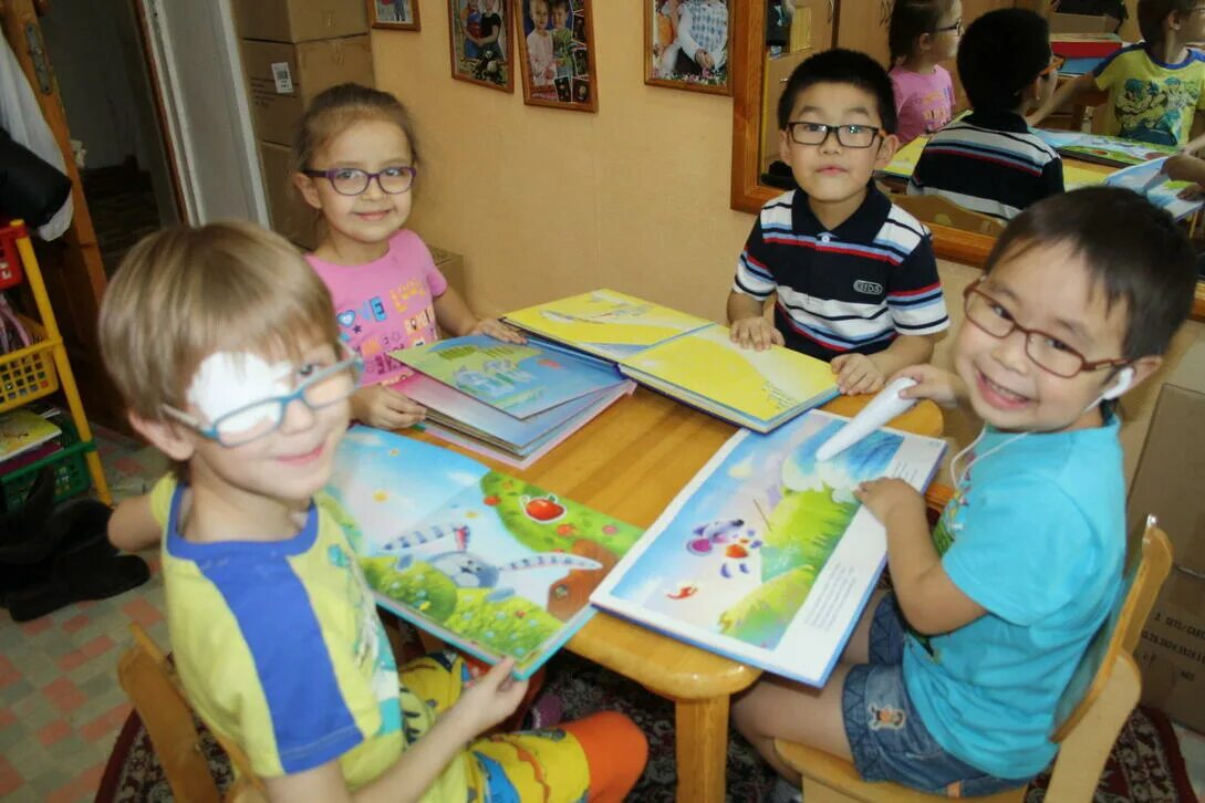 Дети с нарушением зрения. Восприятие у детей дошкольного возраста с нарушениями зрения-. Ощущение детей с нарушением зрения. Очки для детей для зрения. Зрительное восприятие у детей с нарушением зрения.